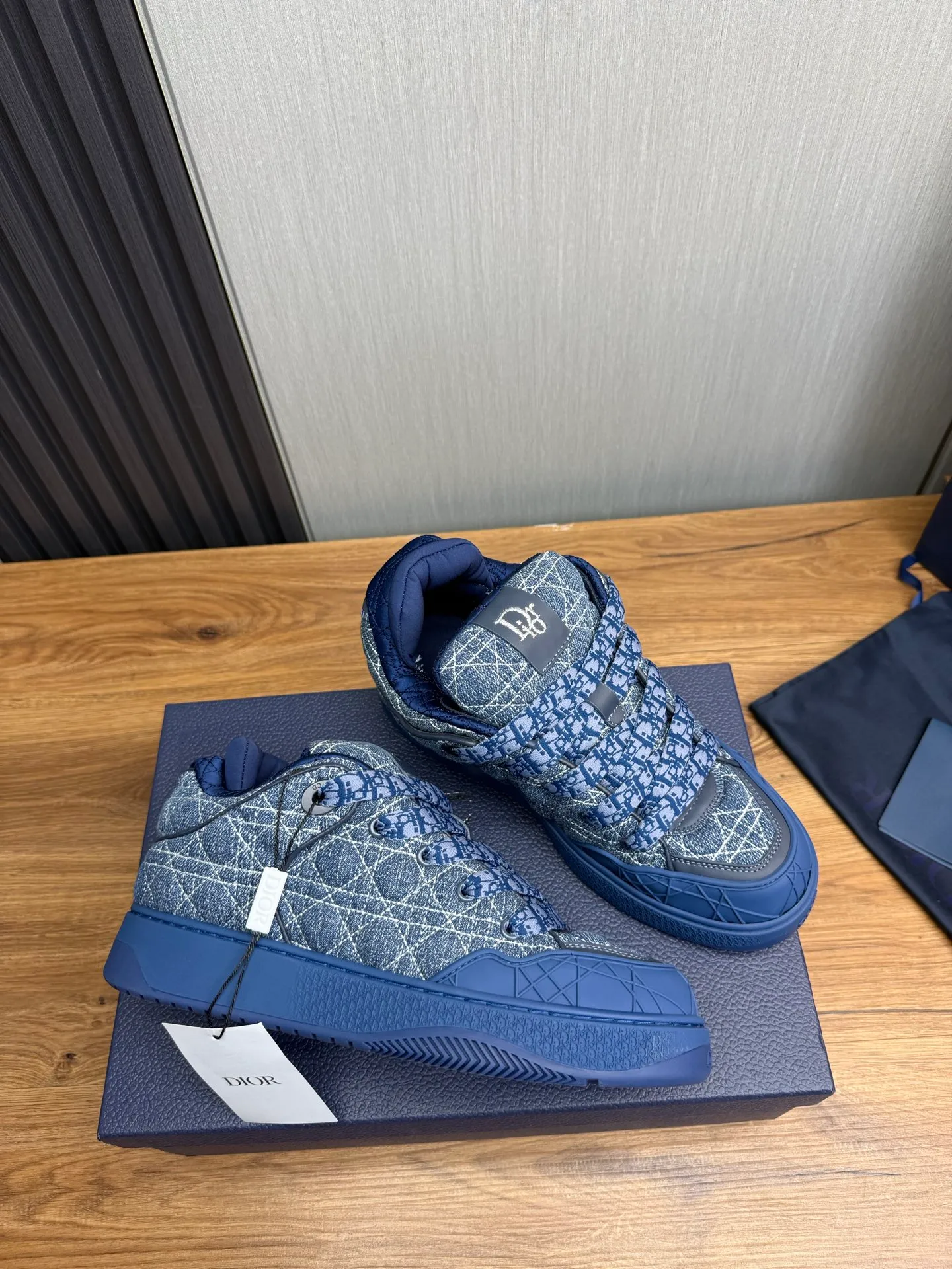 Men's shoes 💰800💰 Dior sneakers enrich the classic series with fashionable retro style. Carefully crafted, they can be paired with casual looks all year round. Dad Shoes style shoes that follow the trend of the retro market ▪️ Fabric: Original custom embroidered cowhide ▪️ Lining: Imported breathable mesh ▪️ Sole: Original molded non-slip outsole ▪️ Size: 38-45 (45 is custom-made and cannot be returned)